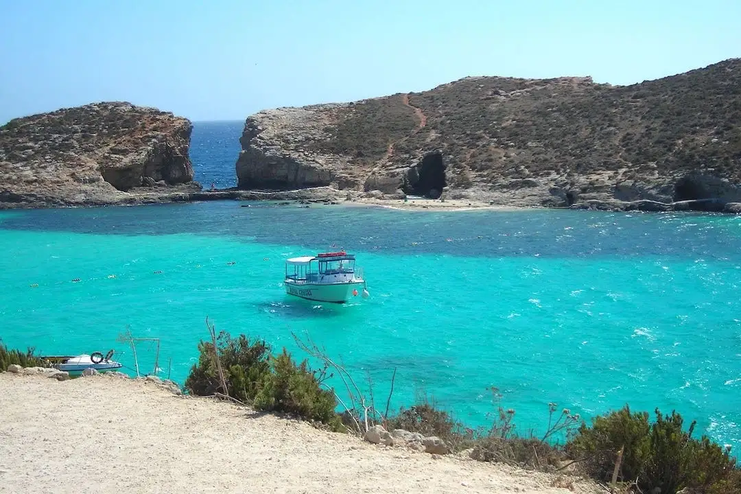 Lagon bleu de Malte avec un petit bateau