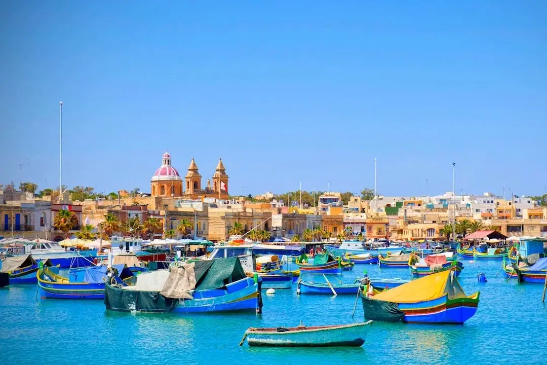 Porto de Marsaxlokk com barcos coloridos