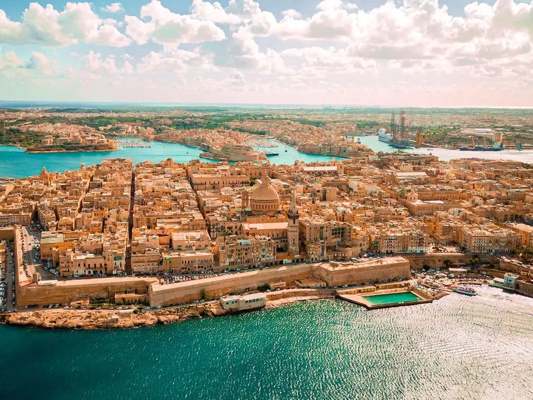 Vista aérea de Valletta e do telhado da catedral