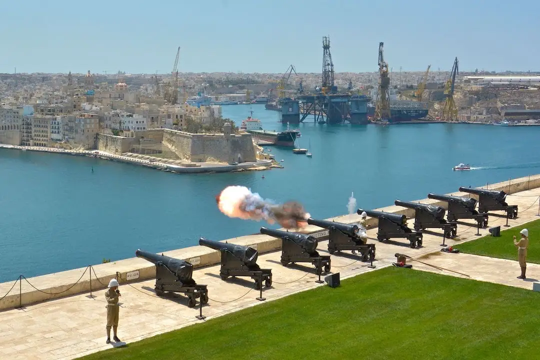 Canhões de Valletta e dois guardas em uniforme