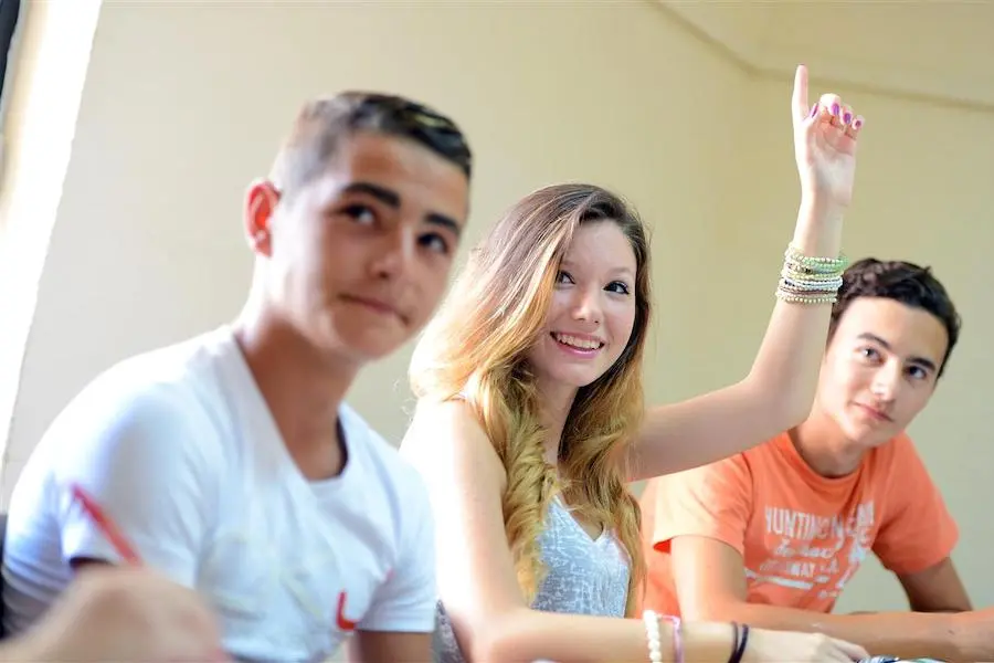 Trois étudiants en cours d'anglais pour jeunes à l'école IELS Malte