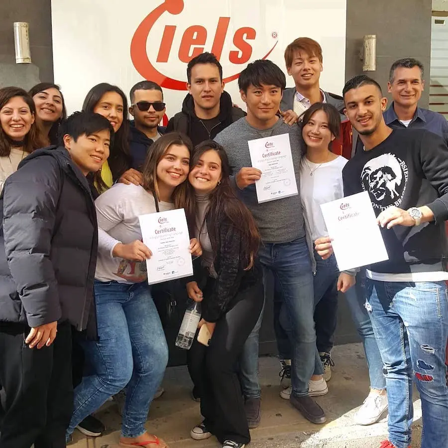 Groupe d'étudiants diplômés devant l'école IELS Malte