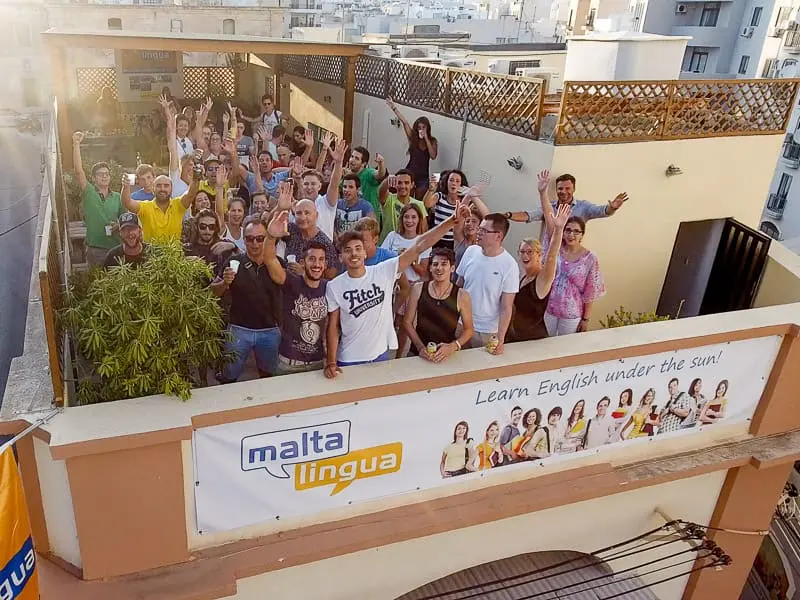 Gruppo di studenti sul tetto della Maltalingua a Malta