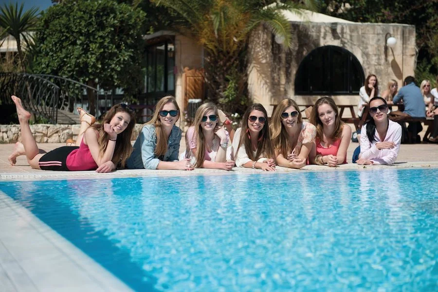 Gruppo di studentesse davanti alla piscina Sprachcaffe a Malta