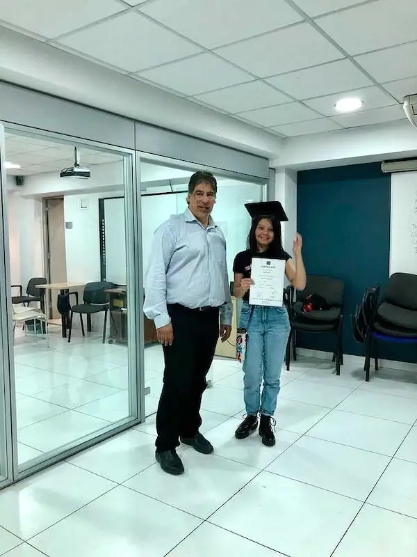 Professeur d'anglais et son étudiante diplômée devant classe de cours
