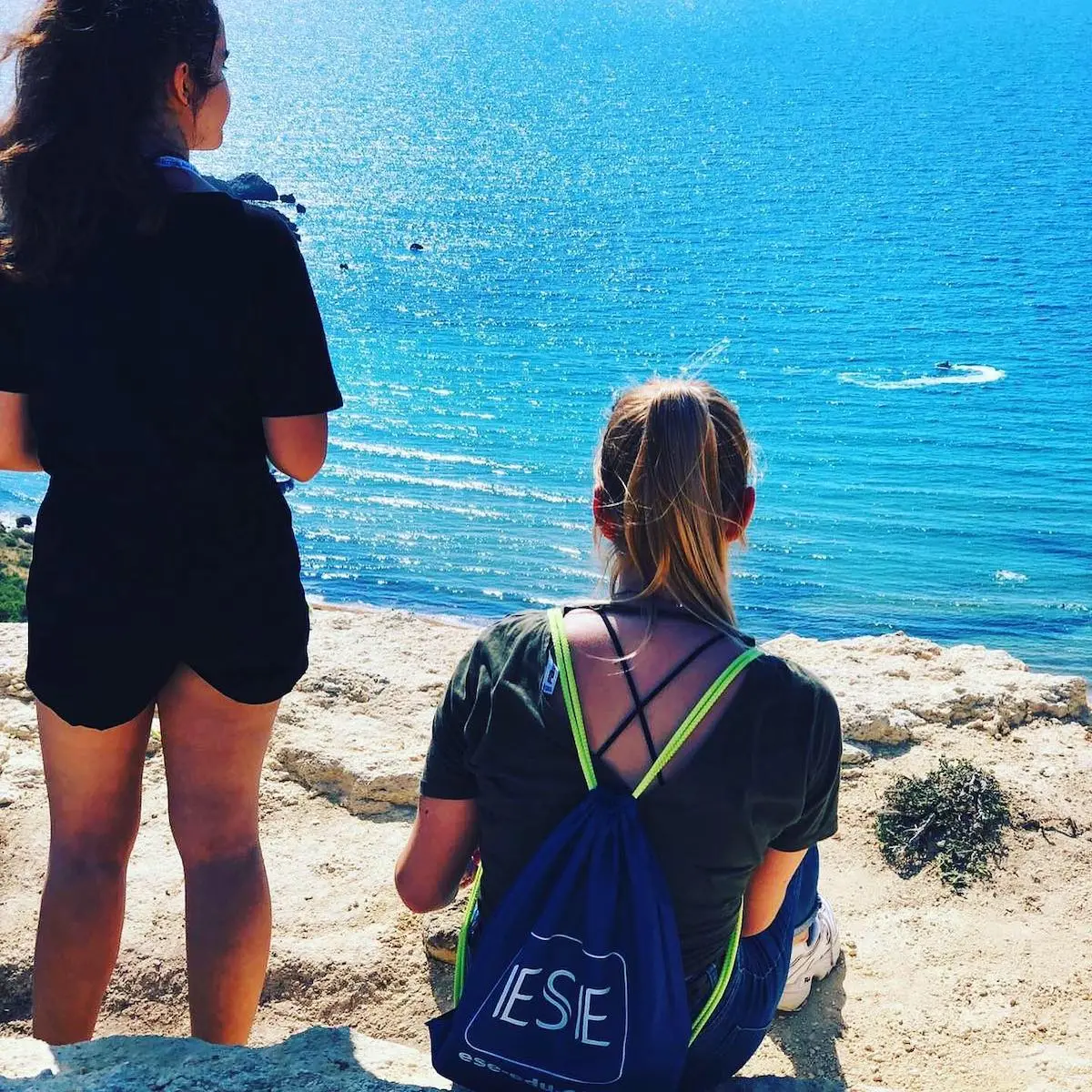 Deux étudiantes en séjour linguistique à Malte façe à la mer