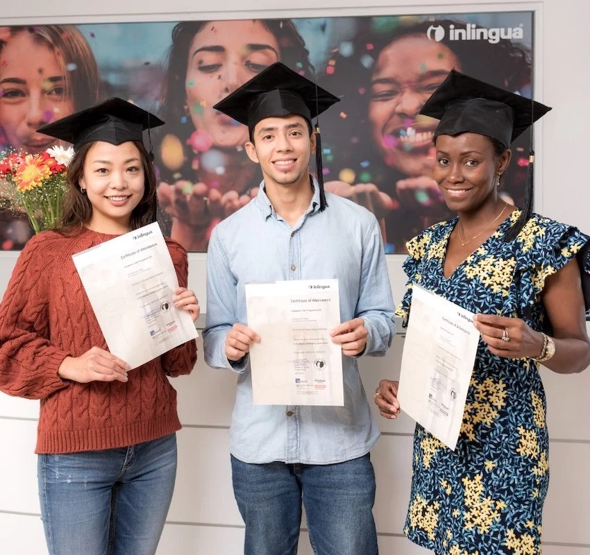 Professeur d'anglais et son étudiante diplômée devant classe de cours