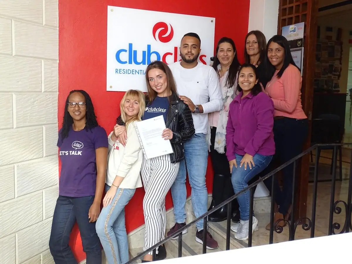 Gruppo di 8 studenti sulle scale della scuola Clubclass Malta