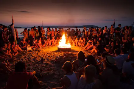 Feu de camp de jeunes plage de Malte