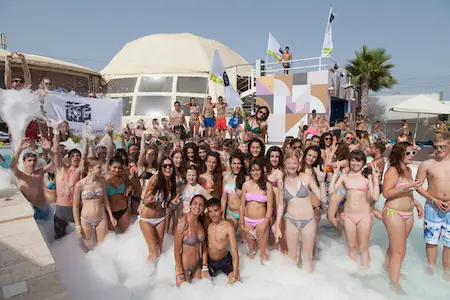 Grupo de jovens no parque aquático em Malta