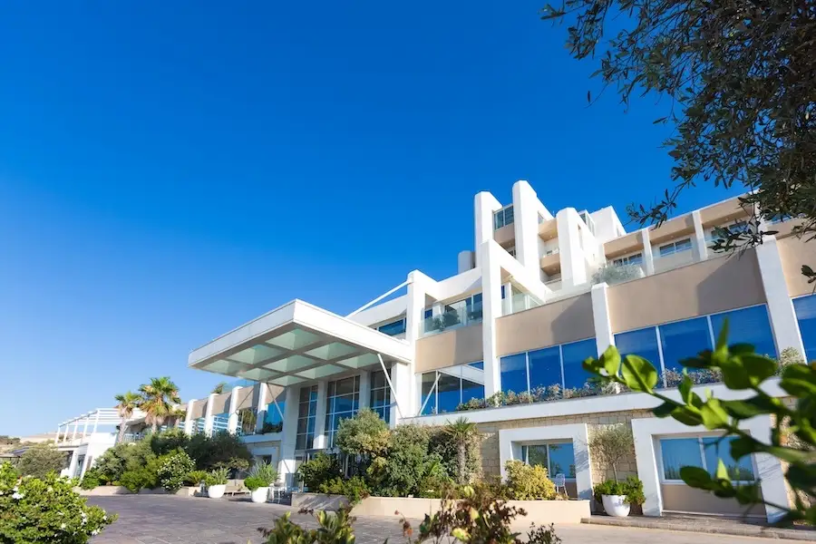 Facciata Salini Resort Malta Facciata dell’hotel Salini Resort Malta