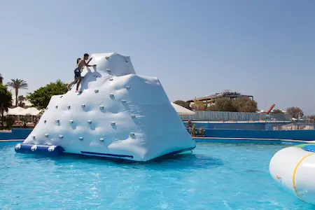 Estrutura inflável em parque aquático em Malta