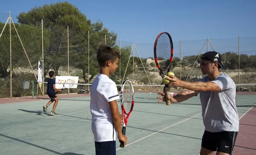 Lezioni di tennis soggiorno linguistico Malta Maestro di tennis e allievo a Malta