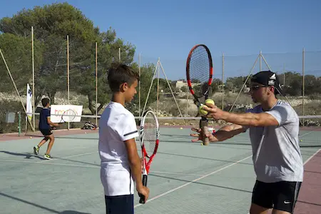 Professor de tênis e aluno em Malta