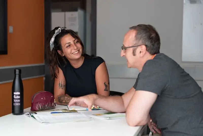 Estudante e sua professora em aula de inglês