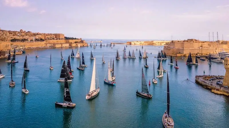 Competizione di vela nel porto di La Valletta