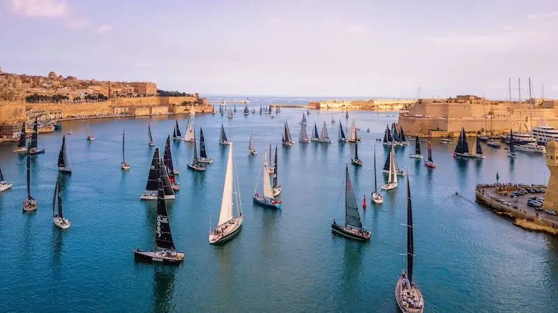 Compétition de voile dans le port de La valette