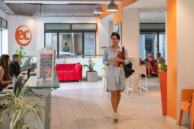 Una estudiante en la entrada de la escuela EC