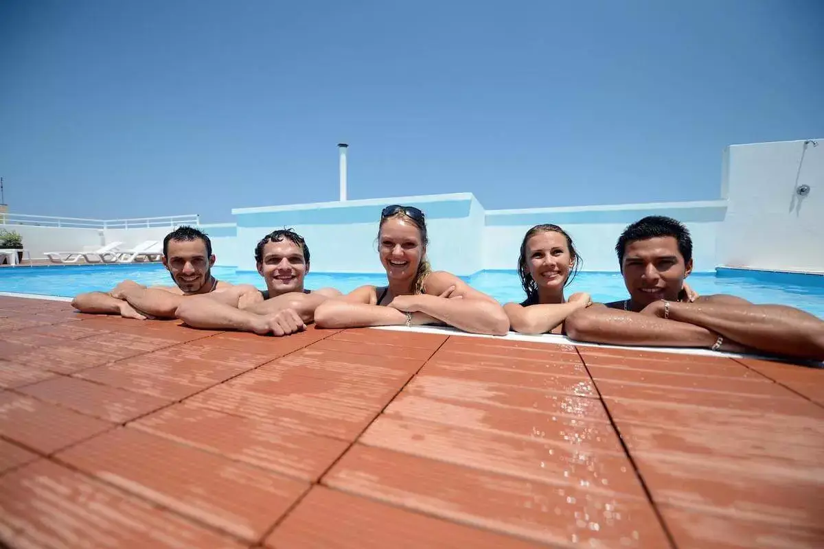 5 estudiantes en la piscina del Hotel Day's Inn