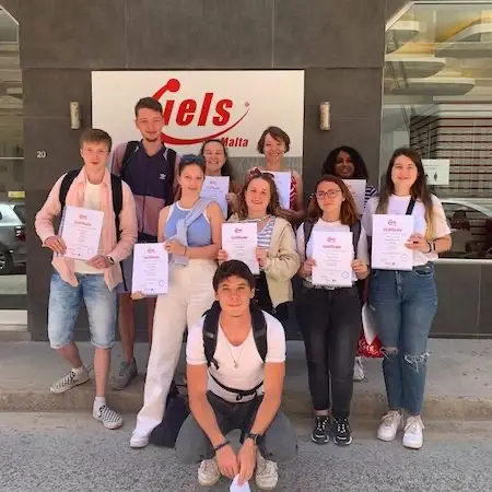 Grupo de estudiantes posando con sus certificados de inglés
