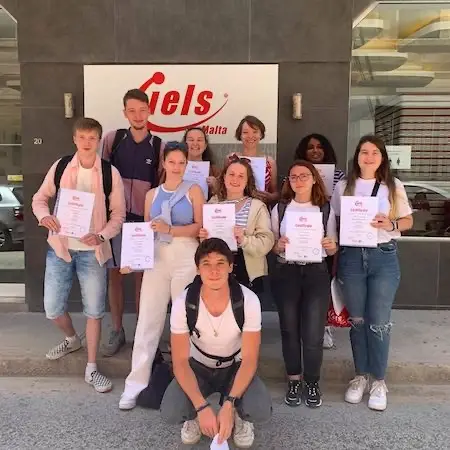 Grupo de estudantes posando com o certificado de inglês