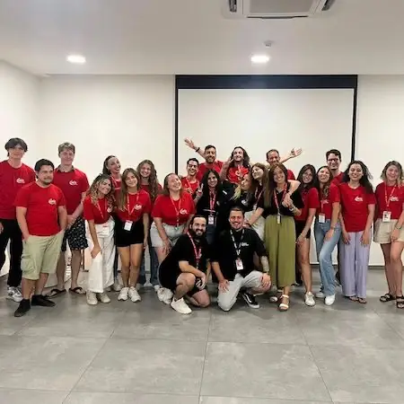 Grupo de monitores con camisetas rojas de la escuela