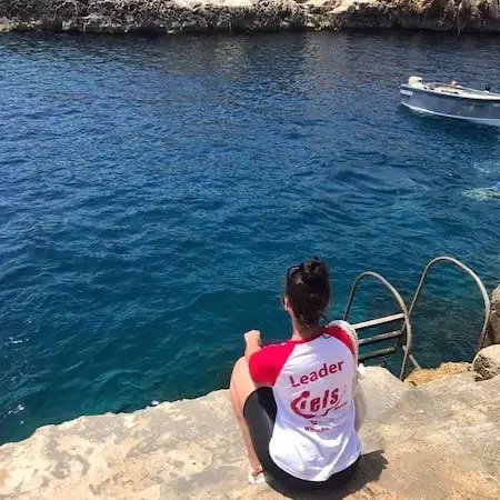 Membro da IELS em frente ao mar em Malta