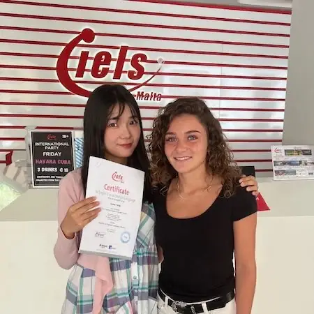 Deux étudiantes avec leur certificat de réussite