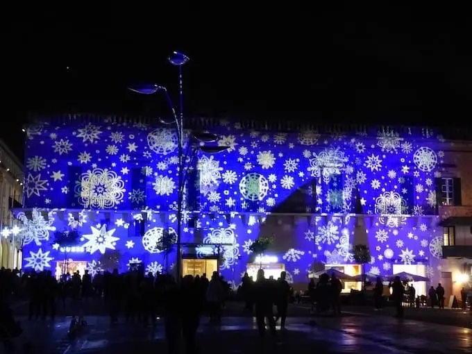 Decorações de Natal iluminando La Valletta