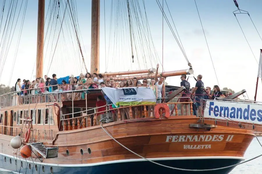 Étudiants s'amusant lors d'une fête sur un bateau