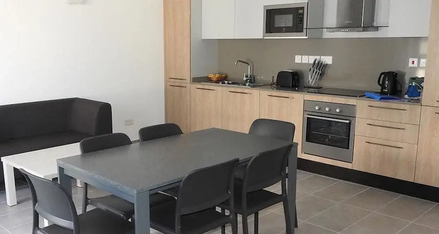 Sala com cozinha de um apartamento moderno