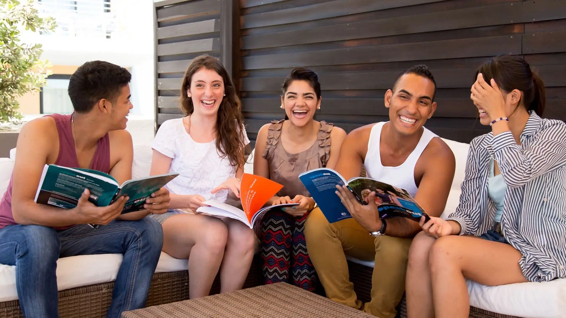 Groupe de 5 étudiants qui rigolent