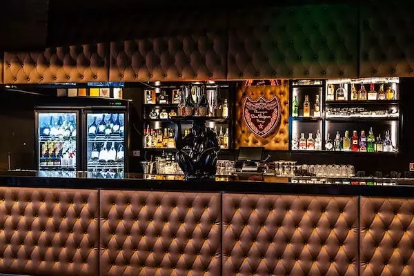 Bar Lounge H Hotel avec une statut de singe au milieu