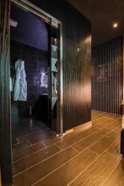 Chambre standard H Hotel : salle de bain avec peignoirs apparent