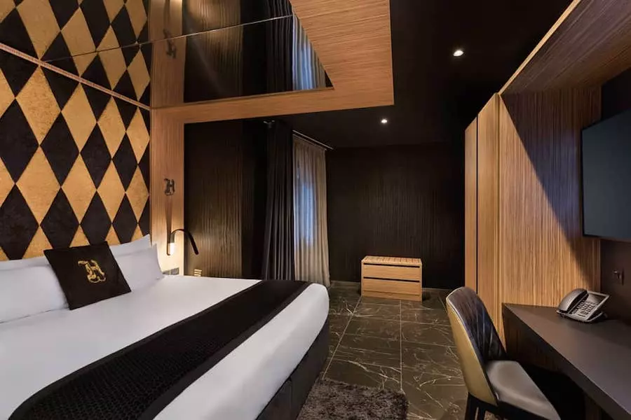 Chambre standard H Hotel : lit double avec miroir au plafond