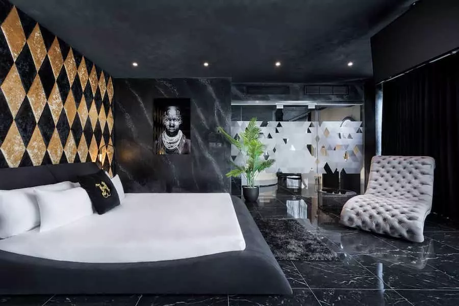 Chambre carrelée noire avec lit King size