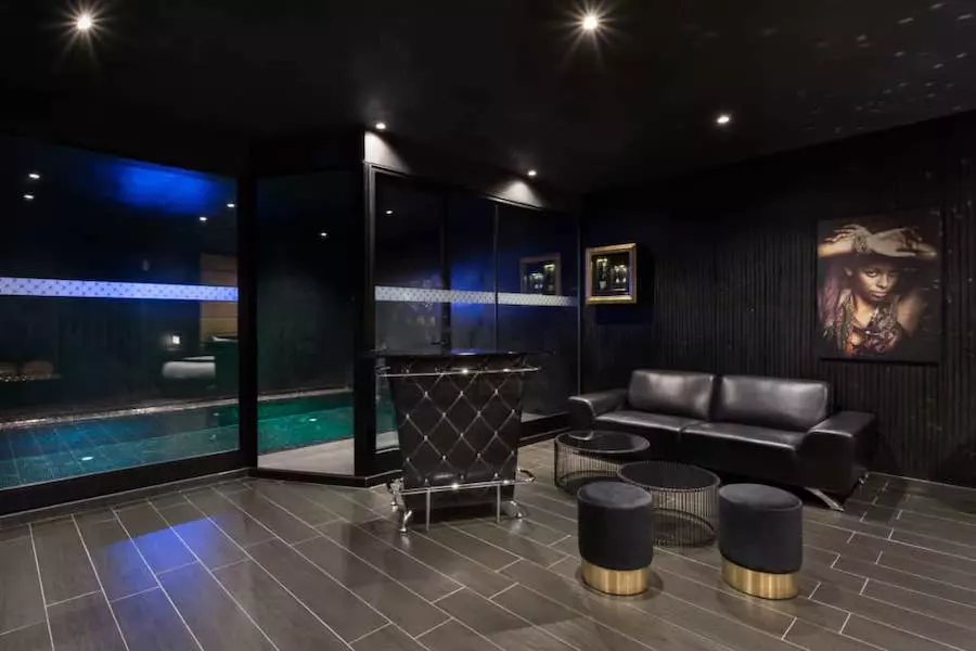 Salon avec piscine intérieure