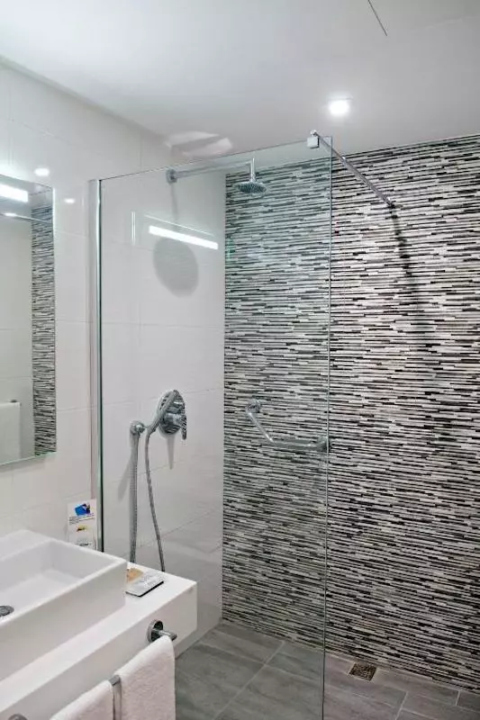 Salle de bain avec douche italienne chambre supérieure Santana