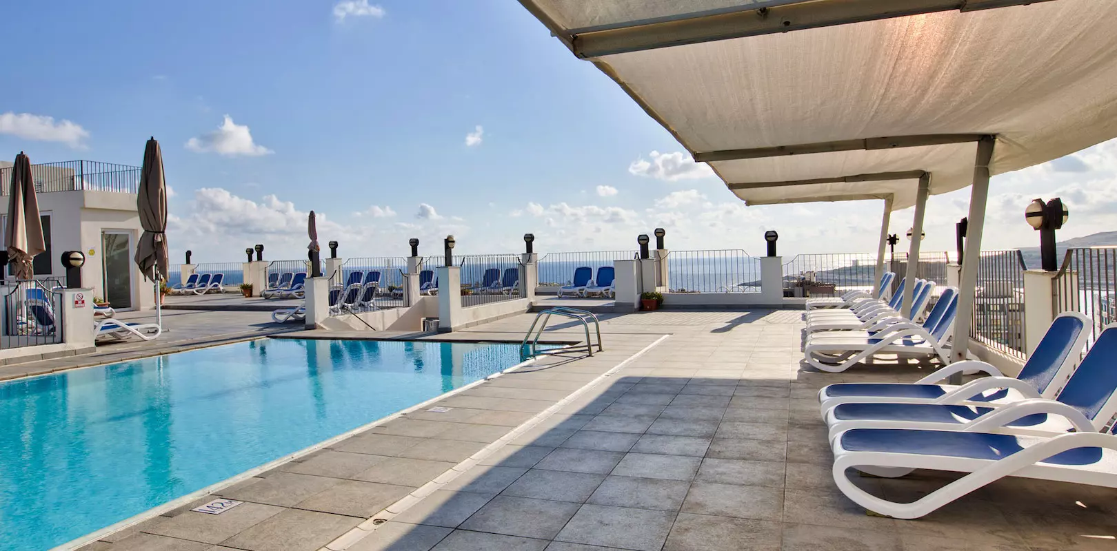 Piscine sur le toit et transats de l'hôtel Santana