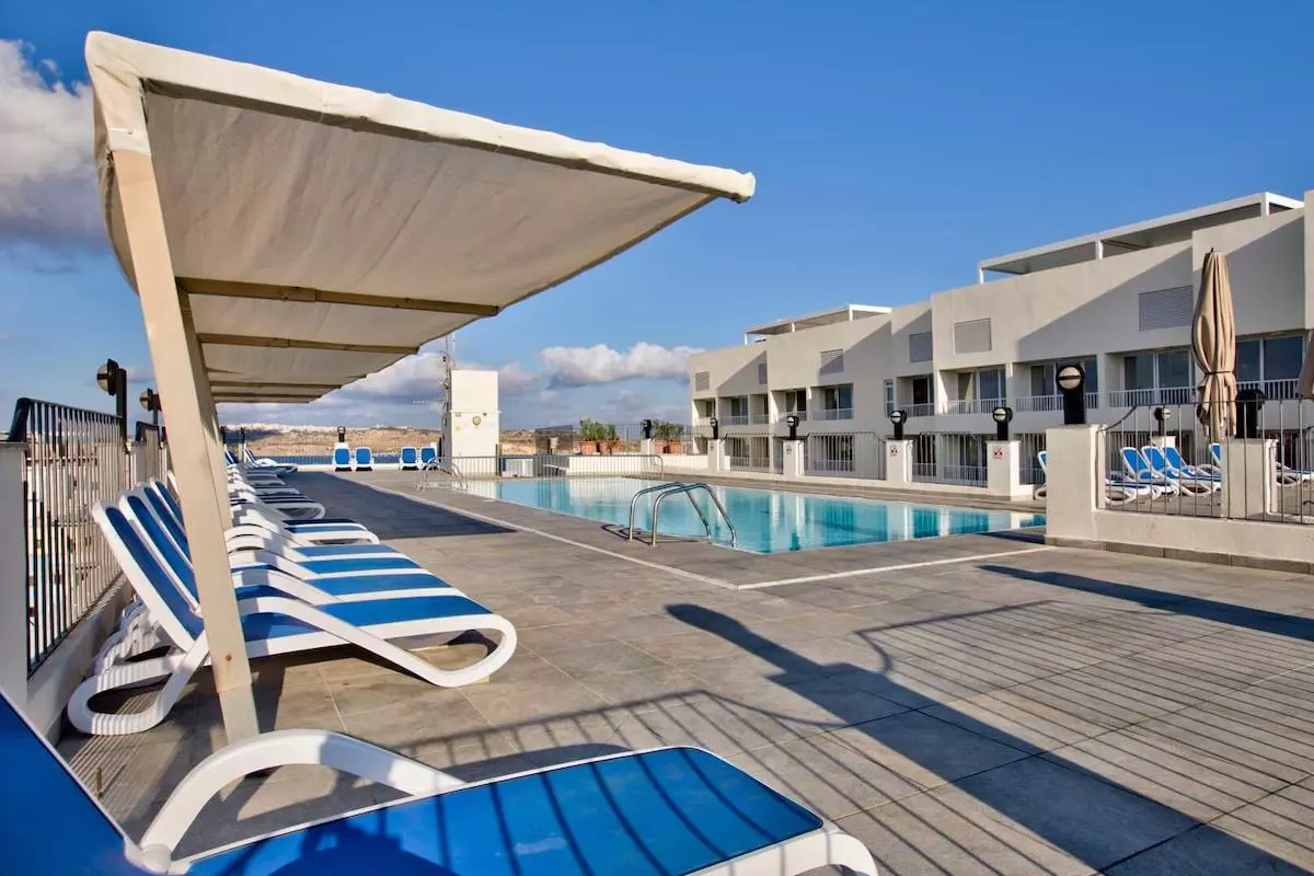 Piscine sur le toit de l'hôtel Santana