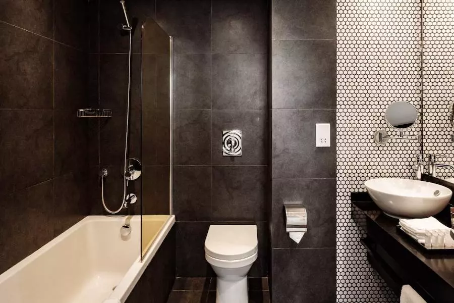 Be Hotel suite familiale salle de bain avec baignoire