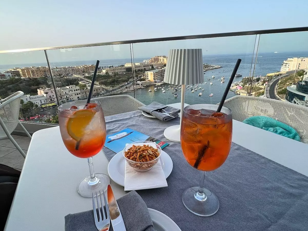 Deux cocktails sur une table face à la baie de St Georges