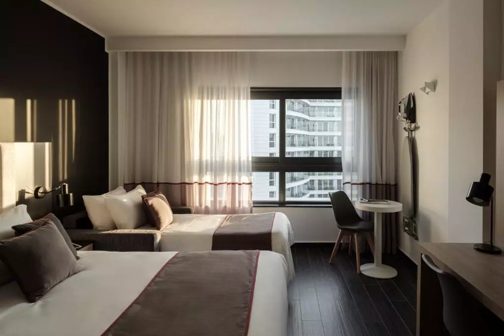Be Hotel chambre standard avec un grand lit et un canapé lit