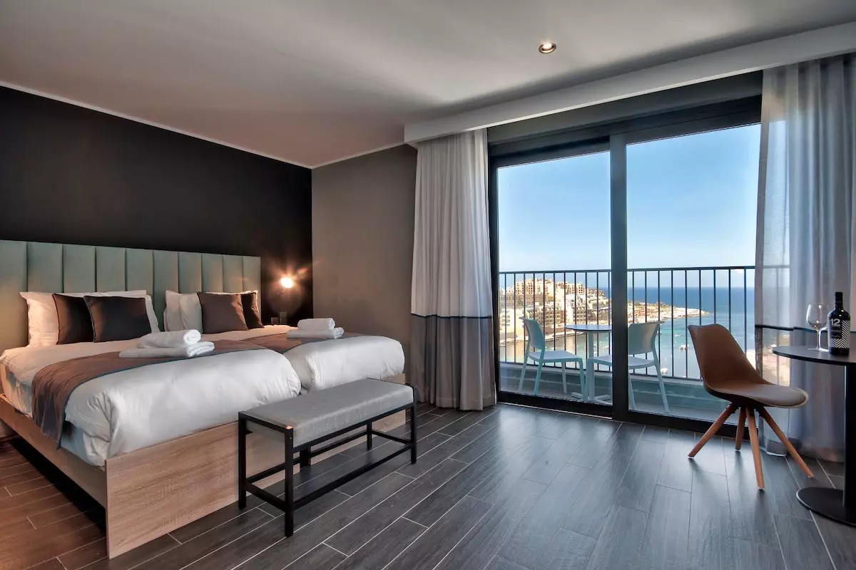 Be Hotel lit double avec vue mer sur St George's Bay