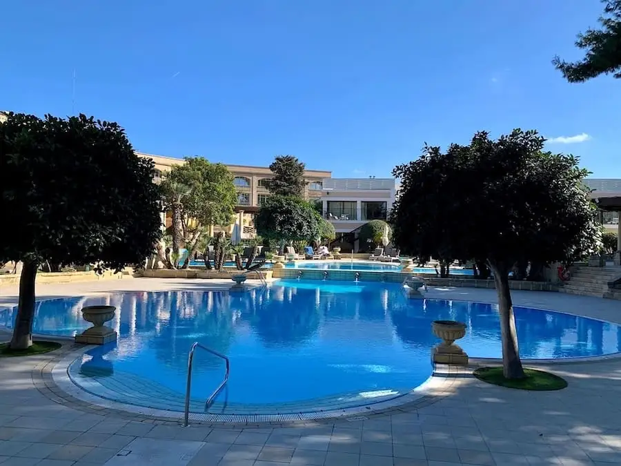 Piscina exterior sombreada del Corinthia Palace Malta
