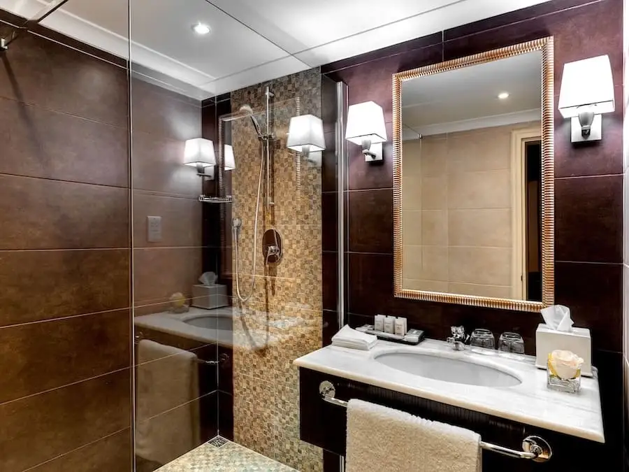 Bagno di una camera del Corinthia St George's Bay di Malta