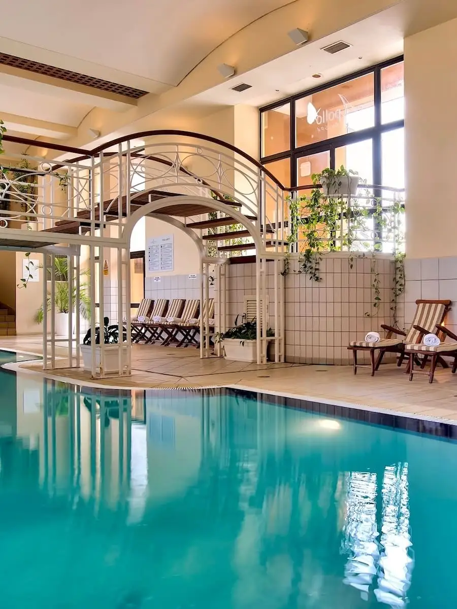 Piscina interna del Corinthia St George's Bay di Malta