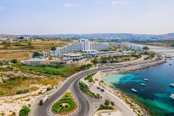 Lungomare di Salina con vista aerea del Salini Resort