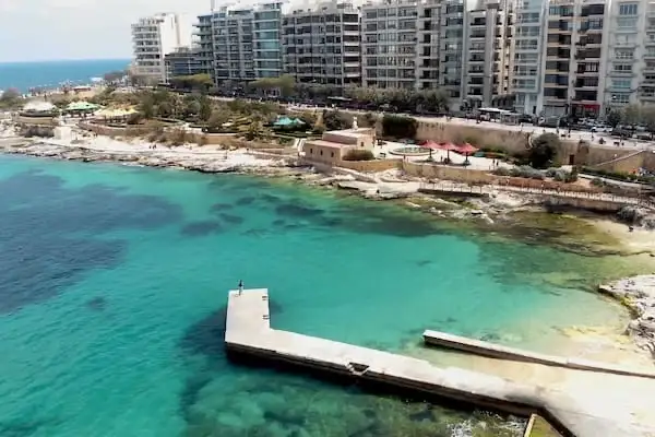 Lungomare di Sliema vista aerea del parco dei gatti