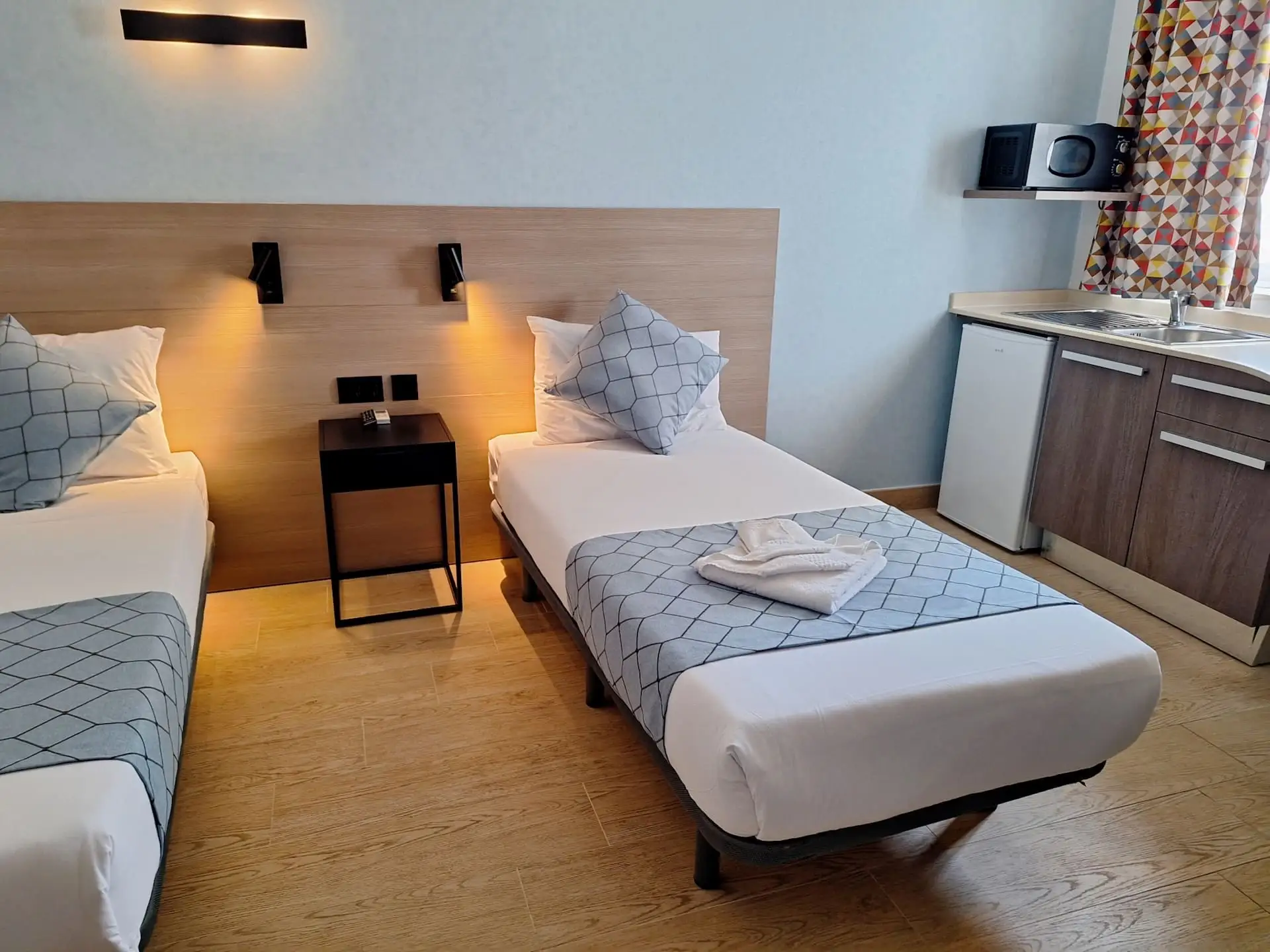 Studio with twin beds and kitchenette at the Day's Inn